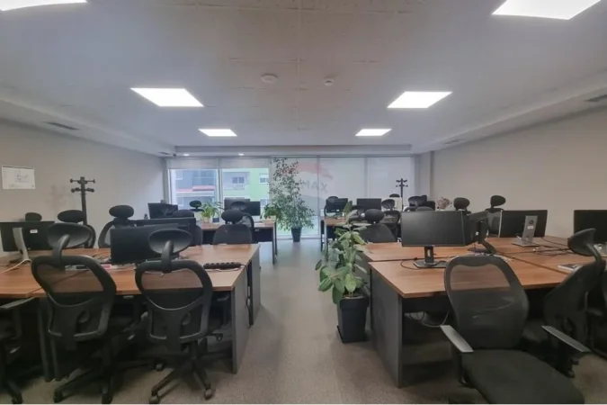 Tirane, jepet me qera ambjent biznesi Kati 6, 219 m² 3.290 € (ZYRE PER QIRA TE LIBRI UNIVERSITAR!)