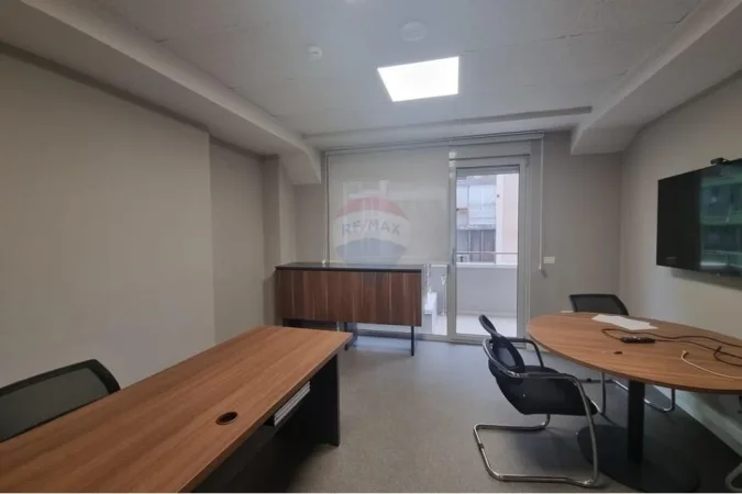 Tirane, jepet me qera ambjent biznesi Kati 6, 219 m² 3.290 € (ZYRE PER QIRA TE LIBRI UNIVERSITAR!)