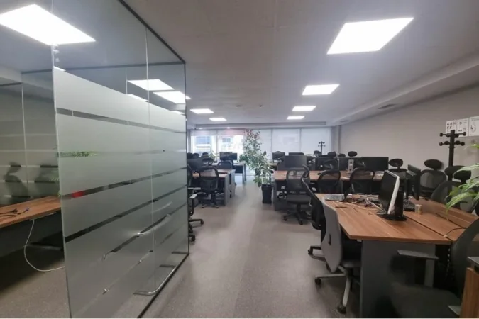 Tirane, jepet me qera ambjent biznesi Kati 6, 219 m² 3.290 € (ZYRE PER QIRA TE LIBRI UNIVERSITAR!)