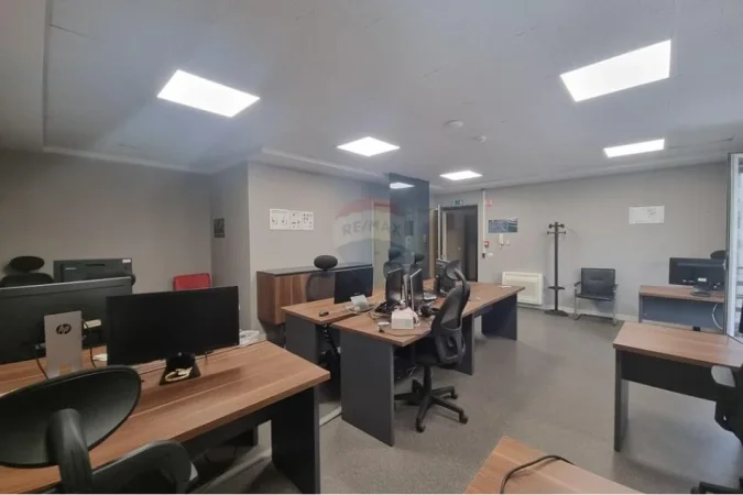 Tirane, jepet me qera ambjent biznesi Kati 6, 219 m² 3.290 € (ZYRE PER QIRA TE LIBRI UNIVERSITAR!)