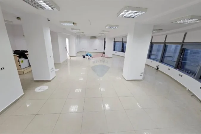Tirane, jepet me qera ambjent biznesi Kati 4, 300 m² 3.000 € (selvia)