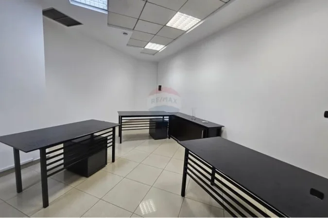 Tirane, jepet me qera zyre Kati 2, 30 m² 550 € (qender)