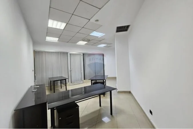 Tirane, jepet me qera zyre Kati 2, 30 m² 550 € (qender)