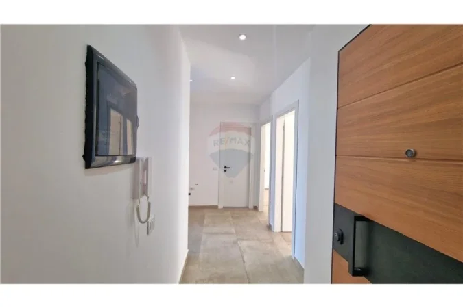 Vlore, shitet apartament 2+1+Ballkon Kati 4, 91 m² (Uje i Ftohte)