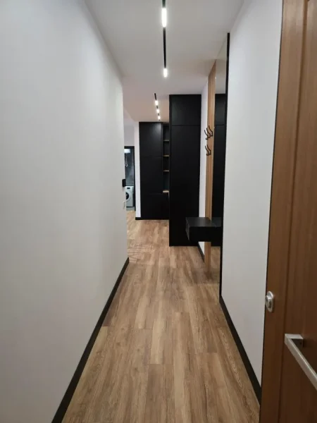 Tirane, jepet me qera 1+1+Ballkon Kati 5, 75 m² 1.000 € (Rruga e Kavajes)