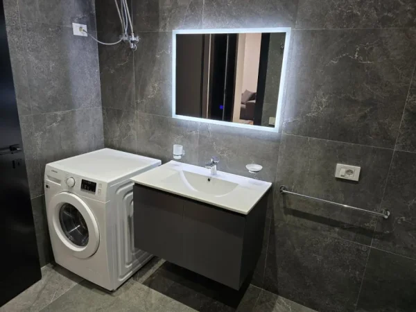 Tirane, jepet me qera 1+1+Ballkon Kati 5, 75 m² 1.000 € (Rruga e Kavajes)