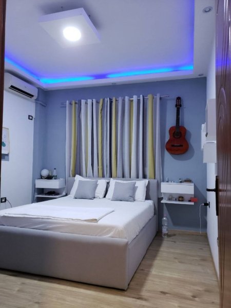 Tirane, jepet me qera apartament 2+1+Aneks+Ballkon Kati 3, 90 m² 450 € (sauk)