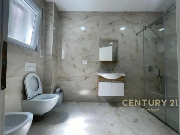 Tirane, jepet me qera apartament 2+1 Kati 2, 123 m² 1.000 € (Kopshti botanik)