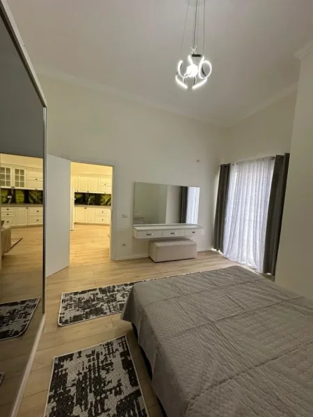 Tirane, jepet me qera apartament 2+1 , 650 € (liqeni thate)