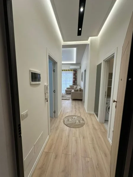 Tirane, jepet me qera apartament 2+1 , 650 € (liqeni thate)
