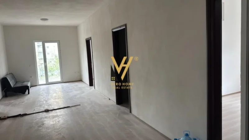 Tirane, jepet me qera zyre Kati 1, 280 m² 1.000 € (ISH FUSHA E AVIACIONIT)