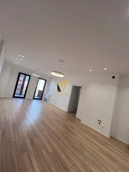 Tirane, jepet me qera zyre Kati 9, 160 m² 1.400 € (GARDEN BUILDING)