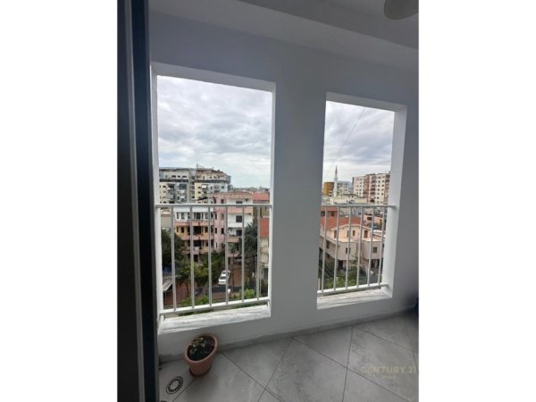Tirane, jepet me qera apartament 1+1+Ballkon Kati 5, 55 m² 500 € (Don Bosko)