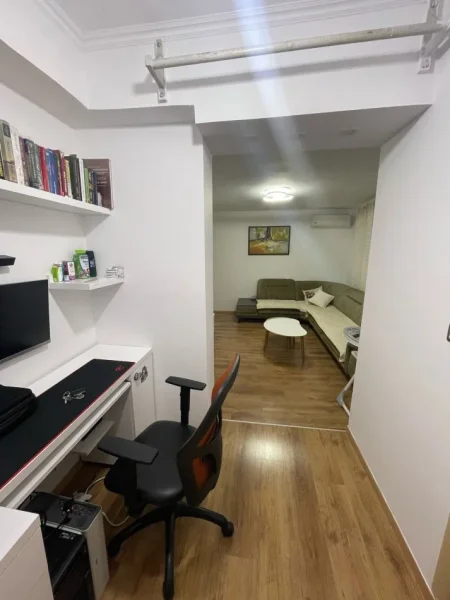 Tirane, jepet me qera apartament 2+1+Ballkon Kati 5, 85 m² 550 € (Kongresi i Tiranes, Prane shkolles "Hasan Vogli")