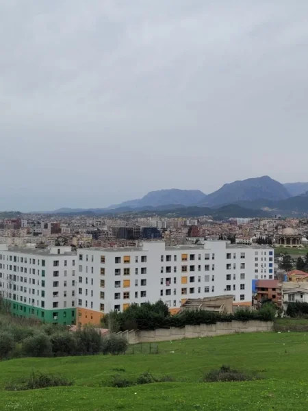 Shitet Super Apartamenti 2+1+2  me Mobilim ne Ali Demi ne Residencen Kaimi 150.000 €