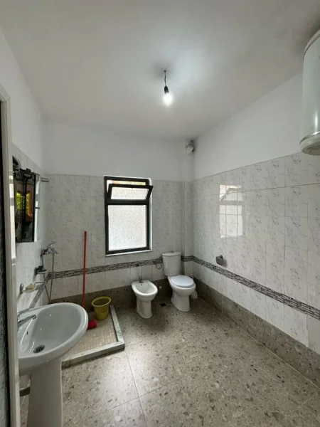 Tirane, jepet me qera apartament 2+1+Aneks+Ballkon Kati 1, 100 m² 420 € (rruga e elbasanit)