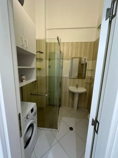 Tirane, jepet me qera apartament 2+1+Ballkon Kati 4, 95 m² 650 € (Liqeni i Thate)