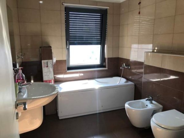 Tirane, jepet me qera apartament 2+1 Kati 7, 132 m² 800 Euro (Zogu i Zi)