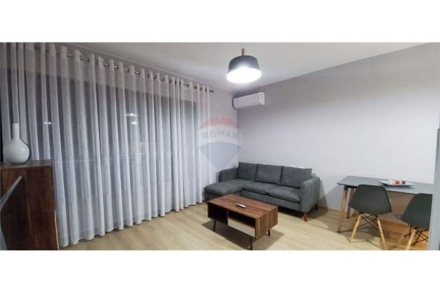 Tirane, jepet me qera 60 m² 450  (jordan misja)