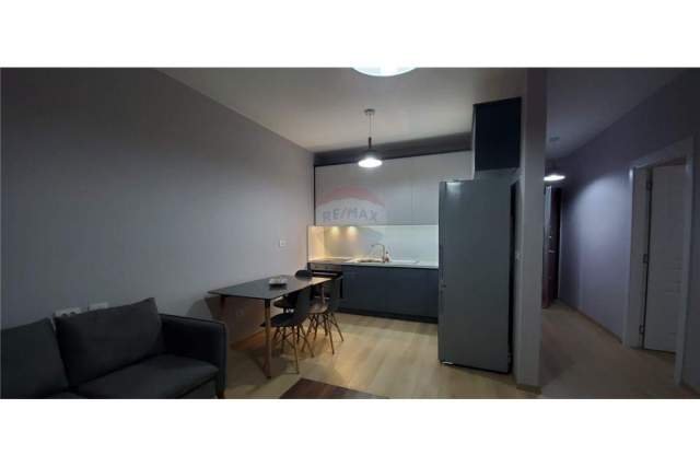 Tirane, jepet me qera 60 m² 450  (jordan misja)