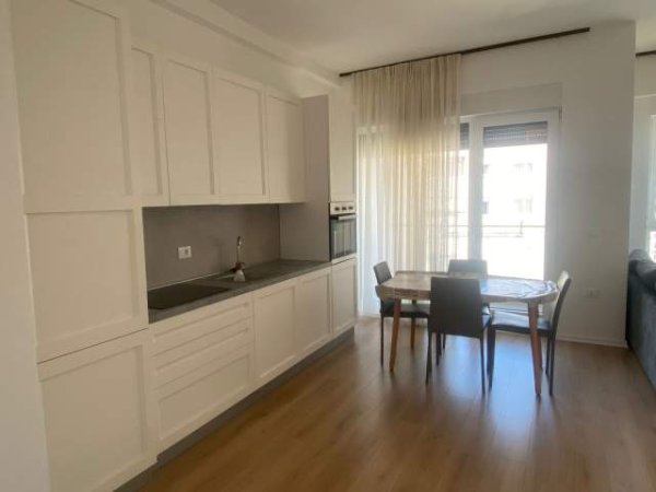 Tirane, jepet me qera apartament 2+1+A Kati 5, 110 m² 550 Euro (Kompleksi Magneti)