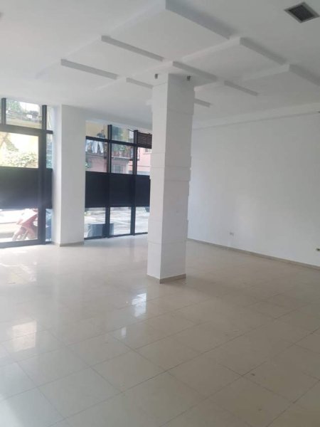 Tirane, shes dyqan Kati 0, 100 m² 270.000 Euro (Brryli)