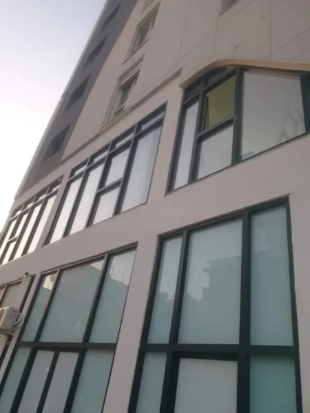 Tirane, jepet me qera dyqan Kati 0, 25 m² 420  Euro (Rr Kavajës)