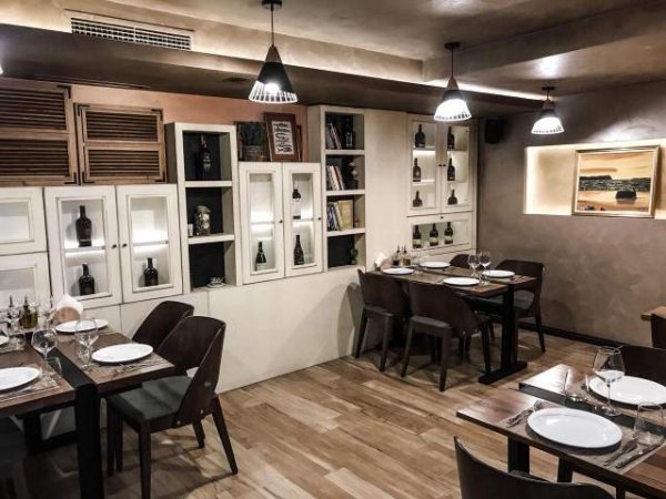 Tirane, jepet me qera bar-resorant Kati 0, 157 m² 2.000 Euro (Zogu i Zi)
