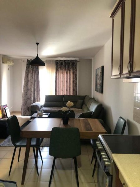 Tirane, jepet me qera apartament 1+1 Kati 4, 64 m² 350 Euro (blloku gintash)