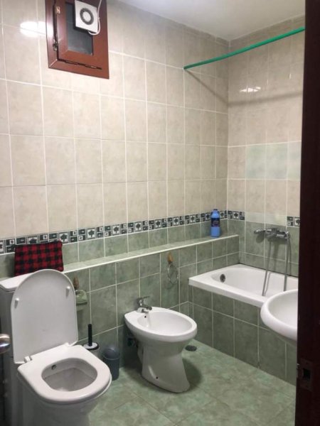 Tirane, jepet me qera apartament 1+1 Kati 4, 64 m² 350 Euro (blloku gintash)