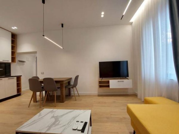 Tirane, jepet me qera apartament 1+1 Kati 2, 60 m² 700 Euro (Pallatet Agimi)