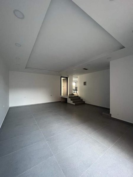 Tirane, jepet me qera ambjent biznesi Kati 0, 230 m² 2.700 Euro (rruga elbasanit)
