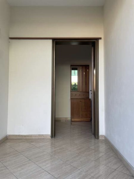 Tirane, jepet me qera apartament 1+1 Kati 1, 38.000 Leke (Hysen Cino)