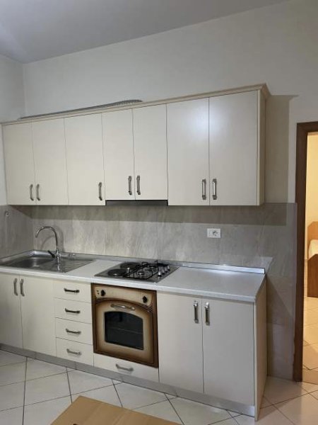 Tirane, jepet me qera apartament 1+1 Kati 1, 38.000 Leke (Hysen Cino)