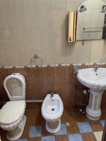 Tirane, jepet me qera apartament 1+1 Kati 1, 38.000 Leke (Hysen Cino)