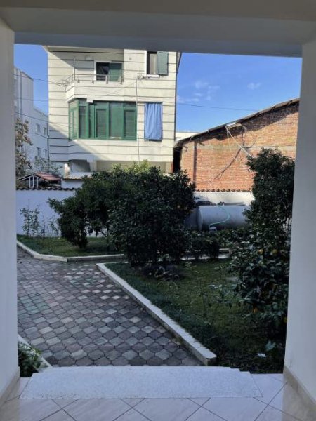 Tirane, jepet me qera apartament 1+1 Kati 1, 38.000 Leke (Hysen Cino)
