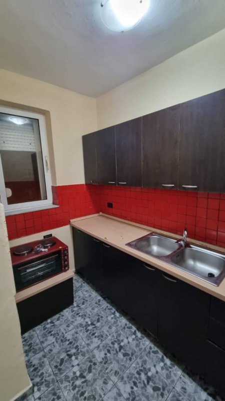 Tirane, jepet me qera apartament 1+1 Kati 2, 55 m² 300 Euro (rruga Ferit Xhajko)