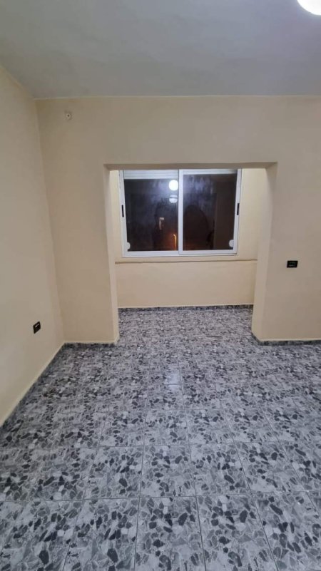 Tirane, jepet me qera apartament 1+1 Kati 2, 55 m² 300 Euro (rruga Ferit Xhajko)