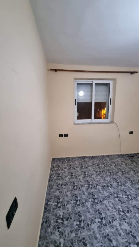 Tirane, jepet me qera apartament 1+1 Kati 2, 55 m² 300 Euro (rruga Ferit Xhajko)