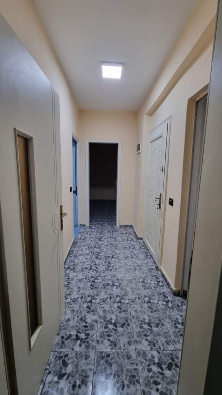 Tirane, jepet me qera apartament 1+1 Kati 2, 55 m² 300 Euro (rruga Ferit Xhajko)