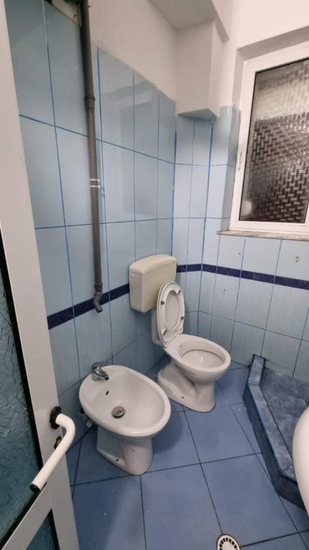 Tirane, jepet me qera apartament 1+1 Kati 2, 55 m² 300 Euro (rruga Ferit Xhajko)