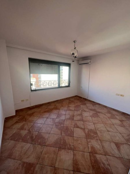 Tirane, jepet me qera apartament 2+1+BLK Kati 7, 110 m² 450 Euro (Rruga Barrikadave)