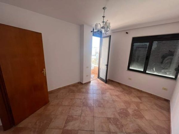 Tirane, jepet me qera apartament 2+1+BLK Kati 7, 110 m² 450 Euro (Rruga Barrikadave)
