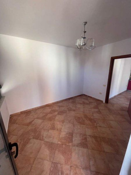 Tirane, jepet me qera apartament 2+1+BLK Kati 7, 110 m² 450 Euro (Rruga Barrikadave)