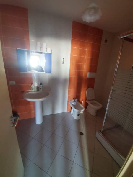 Tirane, jepet me qera apartament 2+1+BLK Kati 3, 110 m² 500 Euro (Farmacia 10)