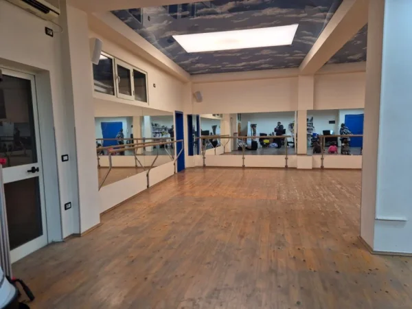 Tirane, jepet me qera ambjent biznesi Kati 0, 160 m² 1.300 € (Rruga e Durresit)