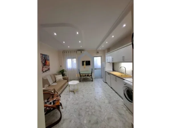 Tirane, jepet me qera apartament 1+1 Kati 3, 65 m² 550 € (Kopshti Botanik)