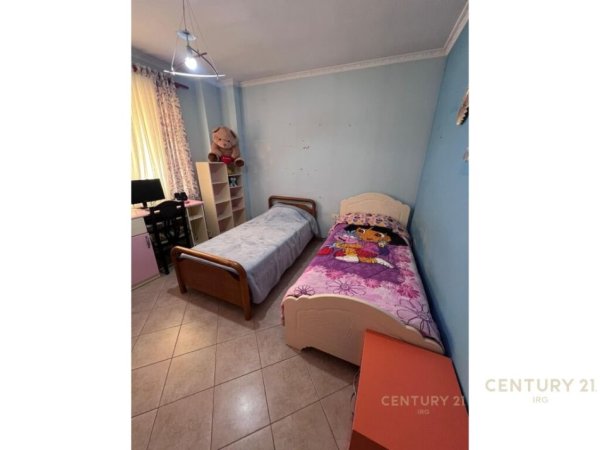 Tirane, jepet me qera apartament 2+1+Ballkon Kati 3, 93 m² 550 € (rruga kavajes)