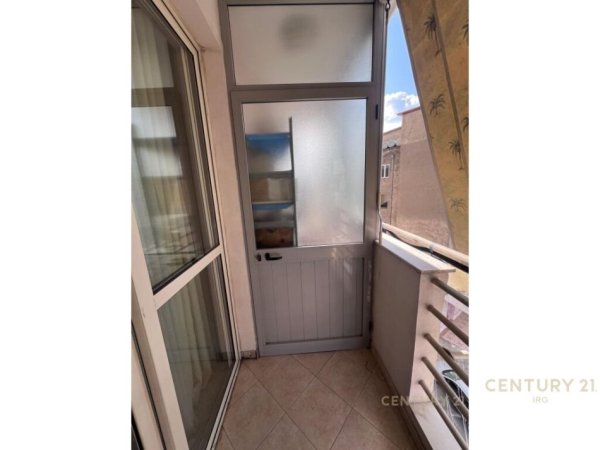 Tirane, jepet me qera apartament 2+1+Ballkon Kati 3, 93 m² 550 € (rruga kavajes)