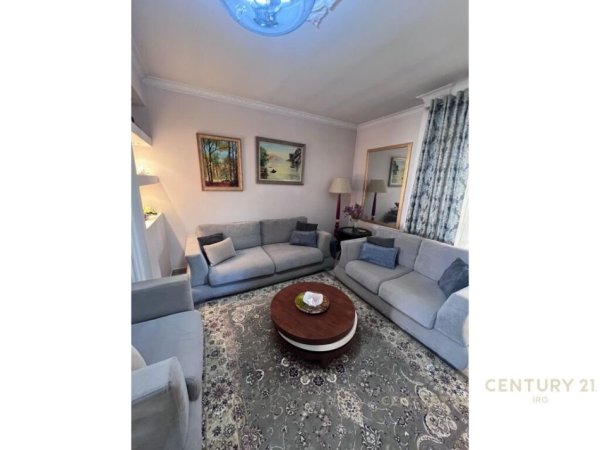 Tirane, jepet me qera apartament 2+1+Ballkon Kati 3, 93 m² 550 € (rruga kavajes)